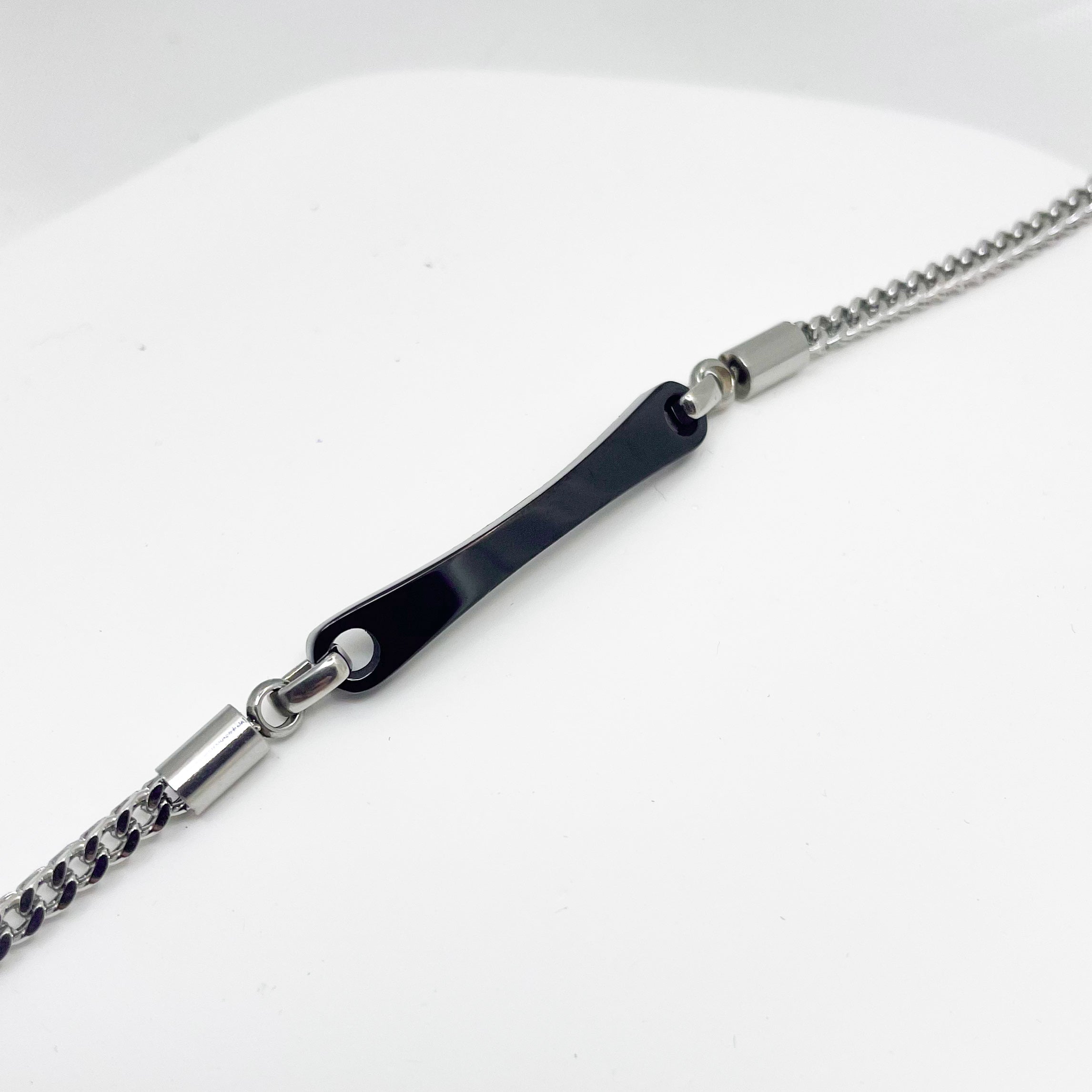 Bracciale targhetta nera